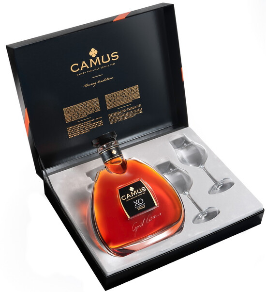 На фото изображение Camus X.O. Elegance, gift box with 2 glasses (Камю Х.О. Элеганс, в подарочной коробке с двумя хрустальными бокалами)