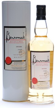 На фото изображение Benromach Traditional, 0.7 L (Бенромах Традишнл, в подарочной упаковке в бутылках объемом 0.7 литра)