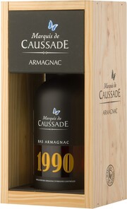 На фото изображение Marquis de Caussade Bas Armagnac AOC, 1990, wooden box, 0.7 L (Маркиз де Коссад Ба Арманьяк, 1990, в деревянной коробке объемом 0.7 литра)
