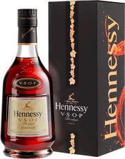 На фото изображение Hennessy V.S.O.P, with gift box, 0.35 L (Хеннесси В.С.О.П. Привилеж, в подарочной коробке объемом 0.35 литра)
