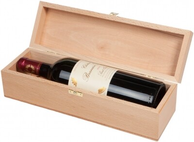 На фото изображение “Italy” (“Италия” Бутылка итальянского вина в элегантном деревянном футляре)