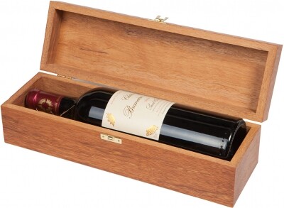 На фото изображение “Burgundy” (“Бургундия” Бутылка французского вина в элегантном деревянном футляре)