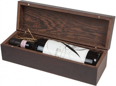 На фото изображение “Barolo” (“Бароло” Бутылка итальянского вина в элегантном деревянном футляре)