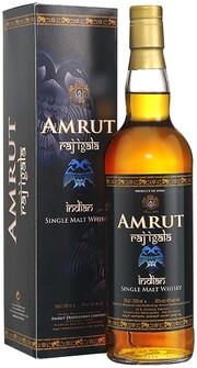 На фото изображение Amrut Raj Igala, gift box, 0.7 L (Амрут Радж Игала, в подарочной коробке в бутылках объемом 0.7 литра)