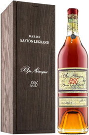 На фото изображение Baron G. Legrand 1996 Bas Armagnac, 0.7 L (Барон Г. Легран Ба Арманьяк, 1996, в деревянной коробке объемом 0.7 литра)