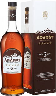 На фото изображение Арарат 5 Звезд, в подарочной коробке, объемом 0.7 литра (Ararat 5 stars, gift box 0.7 L)