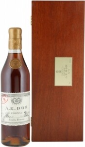 На фото изображение A.E. Dor №9, wooden box, 0.7 L (А.Е.Дор  №9 в подарочной деревянной упаковке объемом 0.7 литра)