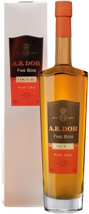 На фото изображение A.E. Dor Pur Cru Fins Bois, 0.5 L (A.Е. Дор Пюр Крю Фэнс Буа в подарочной упаковке объемом 0.5 литра)
