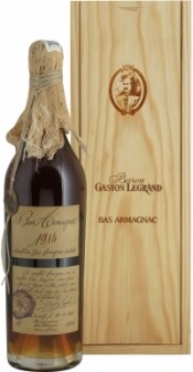 На фото изображение Baron G. Legrand 1914 Bas Armagnac, 0.7 L (Барон Г. Легран 1914 Ба Арманьяк в деревянной коробке объемом 0.7 литра)