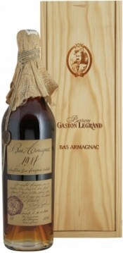 На фото изображение Baron G. Legrand 1917 Bas Armagnac, 0.7 L (Барон Г. Легран Ба 1917 Арманьяк в деревянной коробке объемом 0.7 литра)
