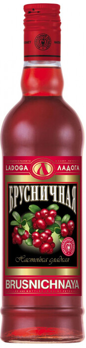 На фото изображение Ладога, Брусничная, настойка сладкая, объемом 0.5 литра (Ladoga, Brusnichnaya 0.5 L)