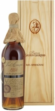 На фото изображение Baron G. Legrand 1924 Bas Armagnac, 0.7 L (Барон Г. Легран 1924 Ба Арманьяк в деревянной коробке объемом 0.7 литра)