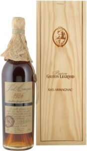 На фото изображение Baron G. Legrand 1926 Bas Armagnac, 0.7 L (Барон Г. Легран 1926 Ба Арманьяк, в деревянной коробке объемом 0.7 литра)