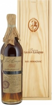 На фото изображение Baron G. Legrand 1942  Bas Armagnac, 0.7 L (Барон Г. Легран 1942  Ба Арманьяк в  деревянной коробке объемом 0.7 литра)
