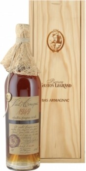 На фото изображение Baron G. Legrand 1949 Bas Armagnac, 0.7 L (Барон Г. Легран 1949 Ба Арманьяк в деревянной коробке объемом 0.7 литра)
