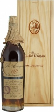На фото изображение Baron G. Legrand 1952 Bas Armagnac, 0.7 L (Барон Г. Легран 1952 Ба Арманьяк в деревянной коробке объемом 0.7 литра)