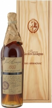 На фото изображение Baron G. Legrand 1953 Bas Armagnac, 0.7 L (Барон Г. Легран 1953 Ба Арманьяк, в деревянной коробке объемом 0.7 литра)