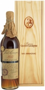 На фото изображение Baron G. Legrand 1958 Bas Armagnac, 0.7 L (Барон Г. Легран 1958 Ба Арманьяк, в деревянной коробке объемом 0.7 литра)