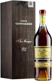 На фото изображение Baron G. Legrand 1972 Bas Armagnac, 0.7 L (Барон Г. Легран 1972 Ба Арманьяк в деревянной  коробке объемом 0.7 литра)