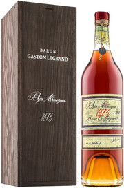 На фото изображение Baron G. Legrand 1973 Bas Armagnac, 0.7 L (Барон Г. Легран 1973 Ба Арманьяк в деревянной коробке объемом 0.7 литра)