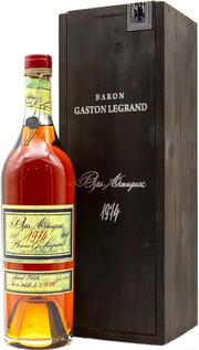 На фото изображение Baron G. Legrand 1974 Bas Armagnac, 0.7 L (Барон Г. Легран 1974 Ба Арманьяк в деревянной коробке объемом 0.7 литра)