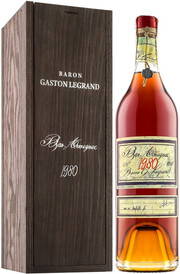 На фото изображение Baron G. Legrand 1980 Bas Armagnac, 0.7 L (Барон Г. Легран 1980 Ба Арманьяк, в деревянной подарочной коробке объемом 0.7 литра)