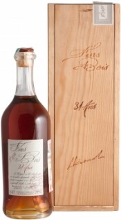 На фото изображение Lheraud Cognac 31 years Fins Bois, 0.7 L (Леро Коньяк  31 год Фин Буа  в подарочной деревянной упаковке объемом 0.7 литра)
