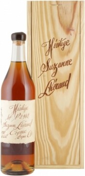 На фото изображение Lheraud Cognac Heritage Suzanne, 0.7 L (Леро Коньяк Эритаж Сюзан, в  деревянной подарочной  коробке объемом 0.7 литра)