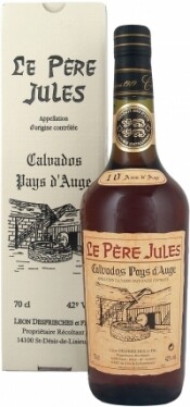 На фото изображение Le Pere Jules 10 Years Old, AOC Calvados Pays dAuge, gift box, 0.35 L (Ле Пэр Жюль 10 лет АОС Кальвадос Пэи дОж, в подарочной коробке объемом 0.35 литра)