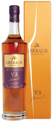 На фото изображение Lheraud Cognac VS, 0.5 L (Леро Коньяк ВС в подарочной упаковке объемом 0.5 литра)
