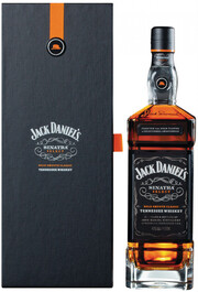 На фото изображение Jack Daniels, Sinatra Select, gift box, 1 L (Джек Дэниэлс, Синатра Селект, в подарочной коробке в бутылках объемом 1 литр)