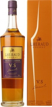 На фото изображение Lheraud, Cognac VS, with box, 0.7 L (Леро, Коньяк ВС, в подарочной коробке объемом 0.7 литра)