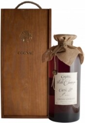На фото изображение Lheraud Cognac XO, wooden box, 5 L (Леро Коньяк ХО в коробке объемом 5 литров)