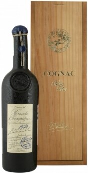 На фото изображение Lheraud Cognac 1979 Grande Champagne, 0.7 L (Леро Коньяк 1979  Гранд Шампань в деревянной подарочной коробке объемом 0.7 литра)