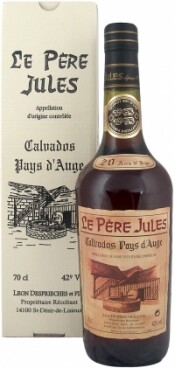 На фото изображение Le Pere Jules 20 Years Old, AOC Calvados Pays dAuge, gift box, 0.35 L (Ле Пэр Жюль 20 лет, в подарочной коробке объемом 0.35 литра)