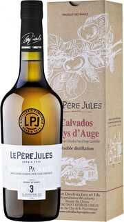 На фото изображение Le Pere Jules 3 Years Old, AOC Calvados Pays dAuge, gift box, 0.7 L (Ле Пэр Жюль 3-летний, в подарочной коробке объемом 0.7 литра)