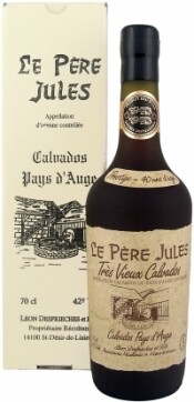 На фото изображение Tres Vieux Calvados Pays dAuge Reserve 40 Years Old, gift box, 1.5 L (Тре Вьо Кальвадос Пэи д Ож Резерв 40 лет, в подарочной коробке объемом 1.5 литра)