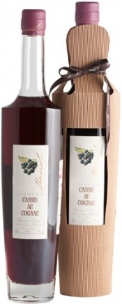 На фото изображение Lheraud Liqueur au Cognac Cassis, 0.5 L (Леро Ликер на коньяке Черная смородина в подарочной упаковке объемом 0.5 литра)