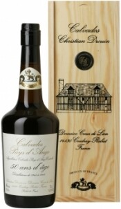 In the photo image Coeur de Lion Calvados Pays dAuge 50 Years, wooden box, 0.7 L