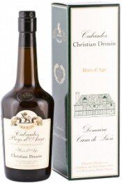 На фото изображение Coeur de Lion Calvados Pays dAuge Hors dAge, Gift box, 0.7 L (Кальвадос Кор де Лион дю Пэй дОж Хорс, в подарочной упаковке объемом 0.7 литра)