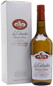 На фото изображение Coeur de Lion Calvados Selection, gift box, 0.7 L (Кальвадос Кер де ЛьОн Селексьон, в подарочной коробке объемом 0.7 литра)