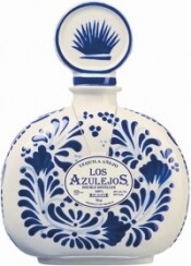 На фото изображение Los Azulejos Anejo (Talavera), 0.75 L (Лос Азулехос Аньехо (бутылка Талавера) объемом 0.75 литра)