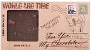На фото изображение На фото изображение World & Time, Dark Chocolate With Rose Petals, 100 г (Ворлд энд Тайм, Темный Шоколад с Лепестками Роз весом 100 грамм)