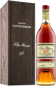На фото изображение Baron G. Legrand 1978 Bas Armagnac, 0.7 L (Барон Г. Легран 1978 Ба Арманьяк в деревянной коробке объемом 0.7 литра)