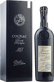 На фото изображение Lheraud Cognac 1971 Grande Champagne, wooden box, 0.7 L (Леро Коньяк 1971 Гранд Шампань в деревянной подарочной коробке объемом 0.7 литра)
