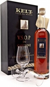 На фото изображение Kelt Tour du Monde V.S.O.P. Grande Campagne, Gift box with 2 glasses, 0.7 L (Кельт Кругосветное Путешествие В.С.О.П. Гранд Шампань в подарочной упаковке с 2-мя бокалами объемом 0.7 литра)
